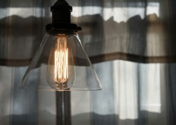 shallow focus photography of pendant lamp