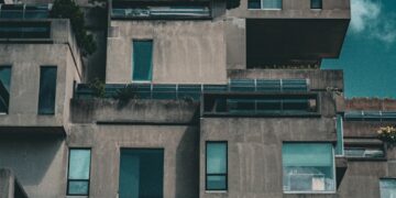 A tall building with lots of windows and balconies